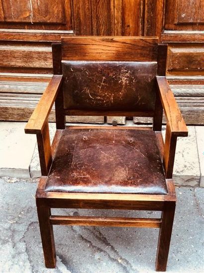 null Paire de fauteuils en frêne teinté : assises et dossiers tapissés de cuir usagé....