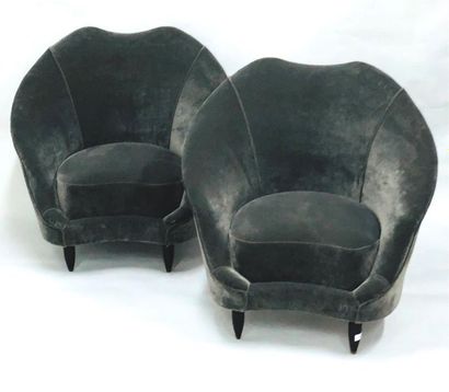  Frederico MUNARI Paire de fauteuils vers 1960, entièrement retapissés. 86 x 77 x...