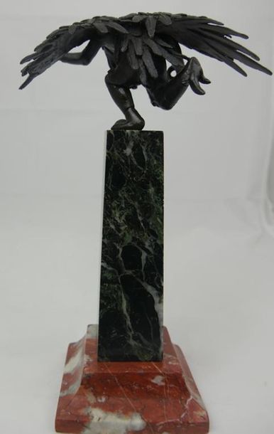 null Aigle en bronze sur colonne et socle en marbre
Hauteur avec socle : 24 cm 