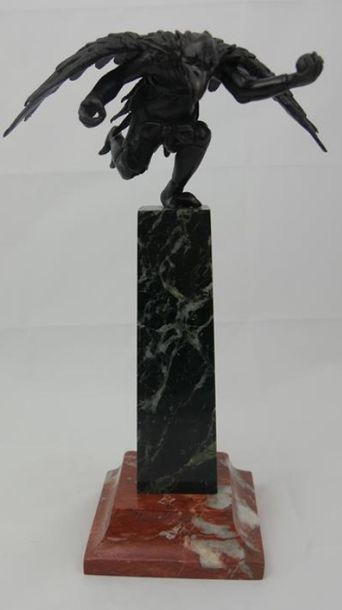 Aigle en bronze sur colonne et socle en marbre...