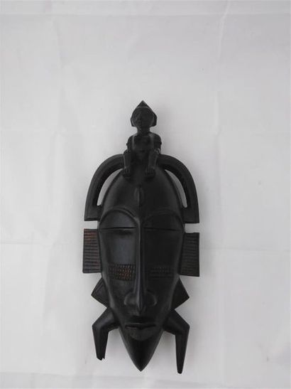 null Un lot AFRIQUE de l'Ouest comprenant : 
- un masque SENOUFO
- BENIN : un bronze...