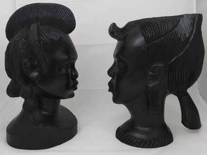 null Sénégal 
Deux têtes portrait coiffure ethnique
Bois noirci
Hauteur : 26 cm 