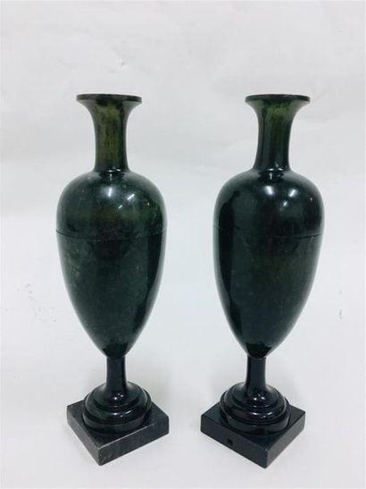 null Paire de vases en serpentine de forme balustre 