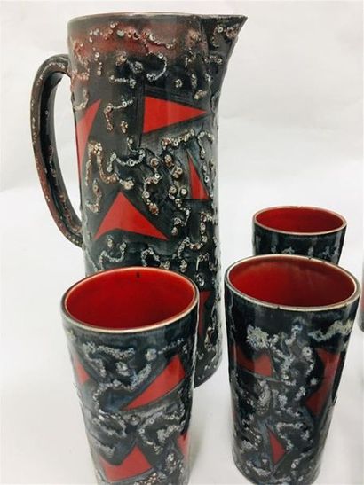  Un pichet et six gobelets Céramique vernisée à décor rouge et noir