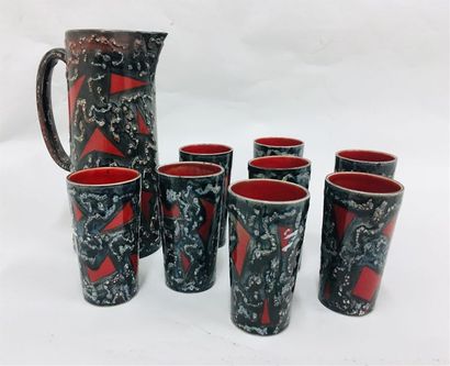 null Un pichet et six gobelets 
Céramique vernisée à décor rouge et noir