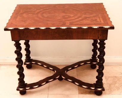 null Table bureau de style Louis XIII en bois de placage, os et marqueterie plateau...