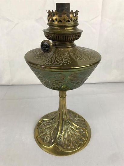 null LELEU G. (1883-1961).
Ancienne Lampe à pétrole, en bronze doré, montée à l'électricité.
Signée...