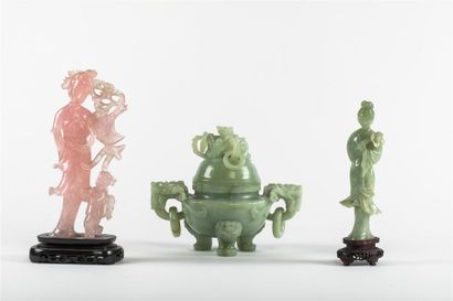  CHINE - XXème siècle Un brûle parfum en serpentine céladon à décor sculpté de chimères...