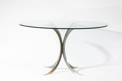 null Table circulaire plateau en verre, piétement métallique.
Travail moderne. 
Diam :...