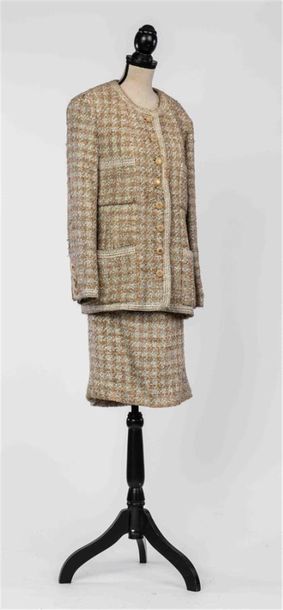 null CHANEL Boutique 
Tailleur en tweed de laine écru et beige à effet de carreaux...