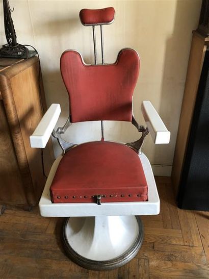 null Un fauteuil de barbier en métal émaillé blanc et skaï rouge
97 x 57 x 60 cm...