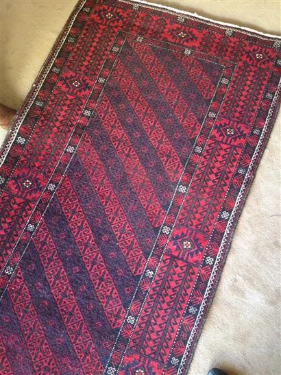 null Tapis Afghan moderne à décor géométrique sur fond rouge
Dim.: 188 x 98 cm