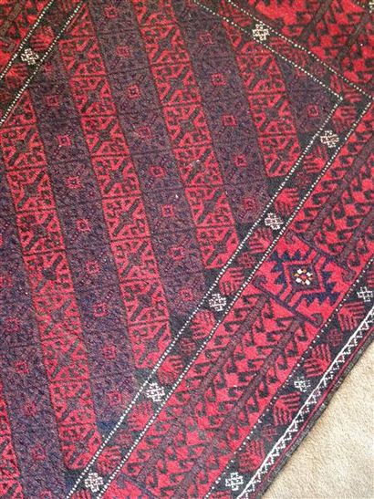 null Tapis Afghan moderne à décor géométrique sur fond rouge
Dim.: 188 x 98 cm