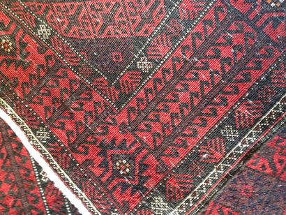 null Tapis Afghan moderne à décor géométrique sur fond rouge
Dim.: 188 x 98 cm