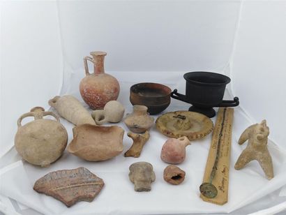 null Ensemble de pièces archéologiques de fouilles, en terre cuite dont :
- trois...