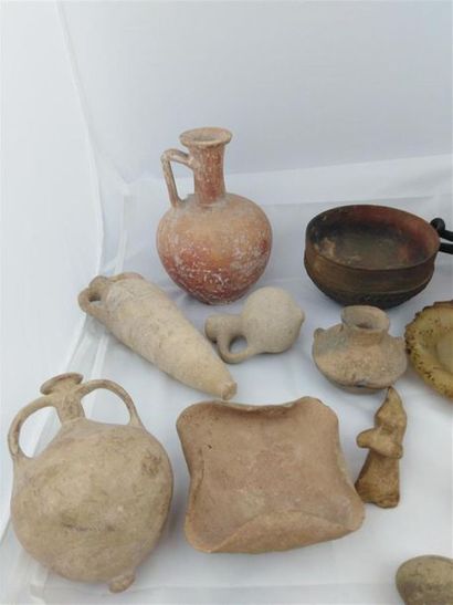 null Ensemble de pièces archéologiques de fouilles, en terre cuite dont :
- trois...