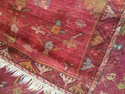 null Tapis à décor géométrique sur fond rose
Moyen-Orient, XXème siècle
Dim.: 146...