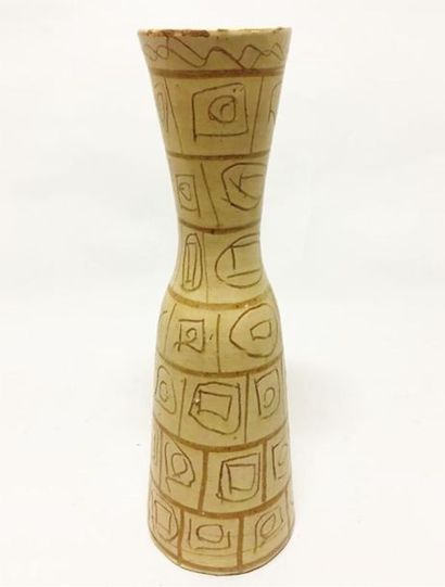 null Vase en terre de couleur ocre à décor incisé géométrique
H :34 cm