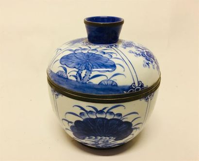 null CHINE XXème siècle
Pot couvert en céramique bleu et blanc cerclé de laiton doré

H:...