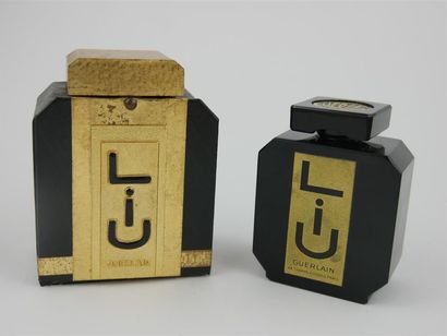 null GUERLAIN - Liu
Flacon de parfum en verre opaque noir modèle tabatière étiqueté...
