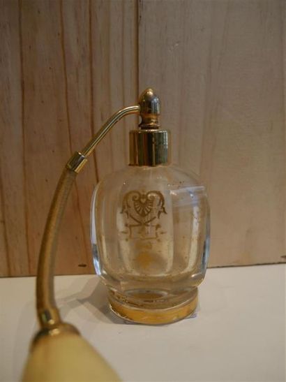 null Vaporisateur octogonal à parfum en cristal de Baccarat à décor doré peint