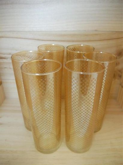 null Six verres cylindriques à décor ajouré en relief 
H : 16,5 cm