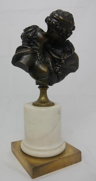 null HOUDON Jean Antoine (1741-1828) d'après,
"Le baiser donné"
Paire de bustes en...