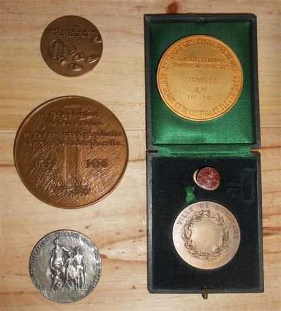 null Ensemble de 8 Médailles et 1 Plaque.
YENCESSE Ovide (1869-1947) - Mère faisant...