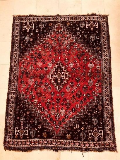 null BELOUCHISTAN, tapis XXe en laine à décor floral stylisé et géométrique à médaillon...