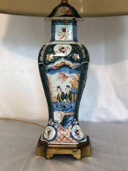 null Vase couvert quadrangulaire en faience à décor polychrome peint chinoisant dans...