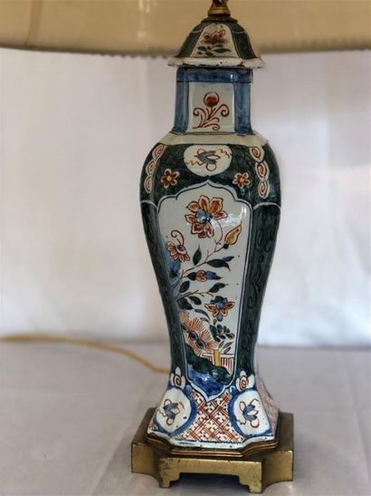 null Vase couvert quadrangulaire en faience à décor polychrome peint chinoisant dans...
