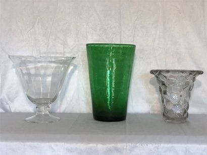 null Coupe en verre sur pied douche, un vase cornet en cristal moulé et un vase cylindrique...
