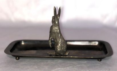 null Vide poche en métal argenté surmonté d'un lièvre 
10 x 21 x 10 cm 