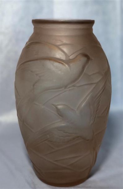 null Vase piriforme en verre rose moulé d'un décor d'hyrondelles monogrammés "NS"...
