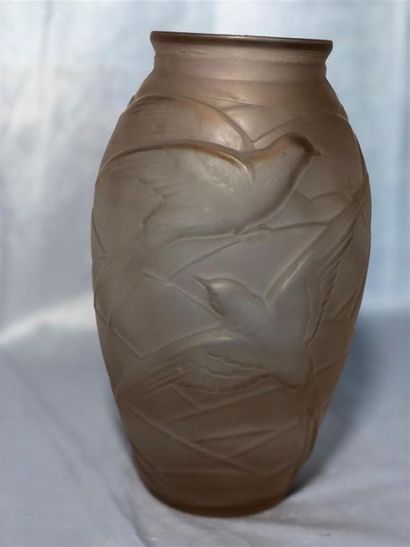 null Vase piriforme en verre rose moulé d'un décor d'hyrondelles monogrammés "NS"...