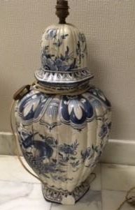 null Vase balustre à bord godronné à décor blanc bleu d'oiseaux dans le goût de Delft...