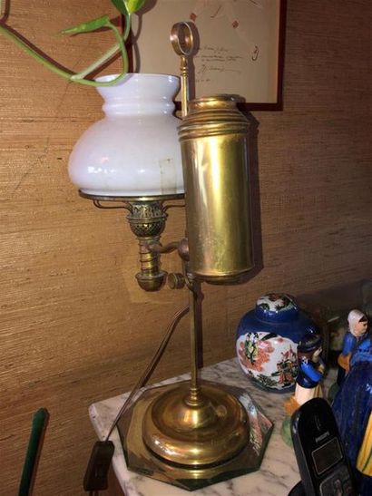 null Une lampe quinquet en cuivre, globe en verre opalin blanc, électrifiée
H: 52...