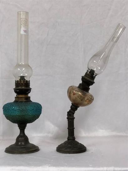 null Deux lampes à pétrole dont une articulée
Cuivre et Métal 
H : 51 et 50 cm

