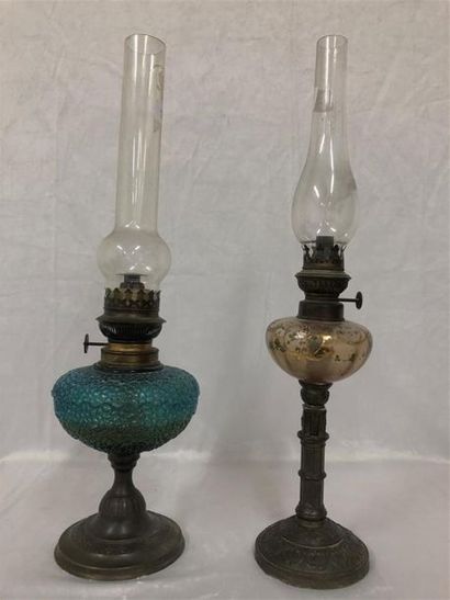 null Deux lampes à pétrole dont une articulée
Cuivre et Métal 
H : 51 et 50 cm

