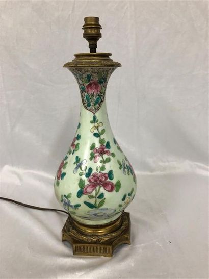 null BAYEUX
Un lampe de forme balustre en porcelaine de Bayeux à décor floral polychrome...