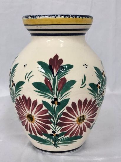 null HENRIOT QUIMPER
Vase de forme balustre 
En faience
A décor floral polychrome
Portant...