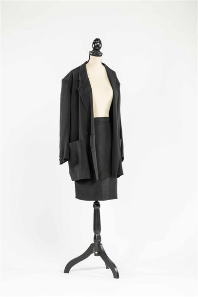 null CERRUTI 1881, « Ligne pour femme »
Tailleur en soie noire composé d'une veste...