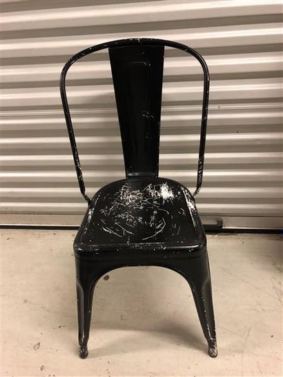 null 1 Chaise en métal laqué noir
1 Extincteur à eau pulvérisée avec additif 6 l...