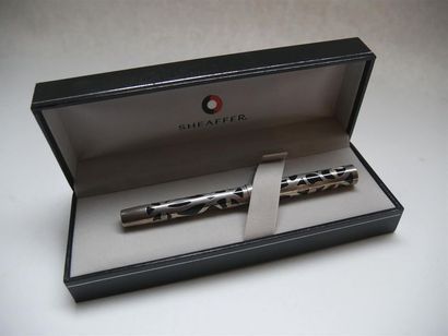 null SHEAFFER
Stylo modèle Nostalgia, plume 18 K bicolore extra fine, en résine noire...