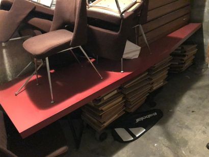 null On y joint une suite de 14 chaises de bureau en tissu brun, années 70 
