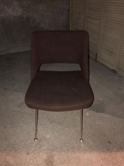 null On y joint une suite de 14 chaises de bureau en tissu brun, années 70 
