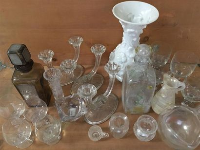 null LOT de VERRERIE comprenant
Un vase balustre en verre opalin blanc à décor floral,...