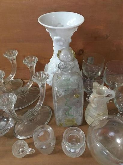 null LOT de VERRERIE comprenant
Un vase balustre en verre opalin blanc à décor floral,...