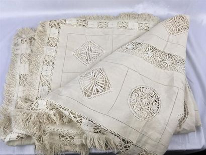 null Nappe en coton brodée au crochet 
(taches)
223 x 230 cm 