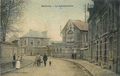 null 46 CARTES POSTALES SOMME : La Ville de Doullens. Dont" Souvenir de Doullens...